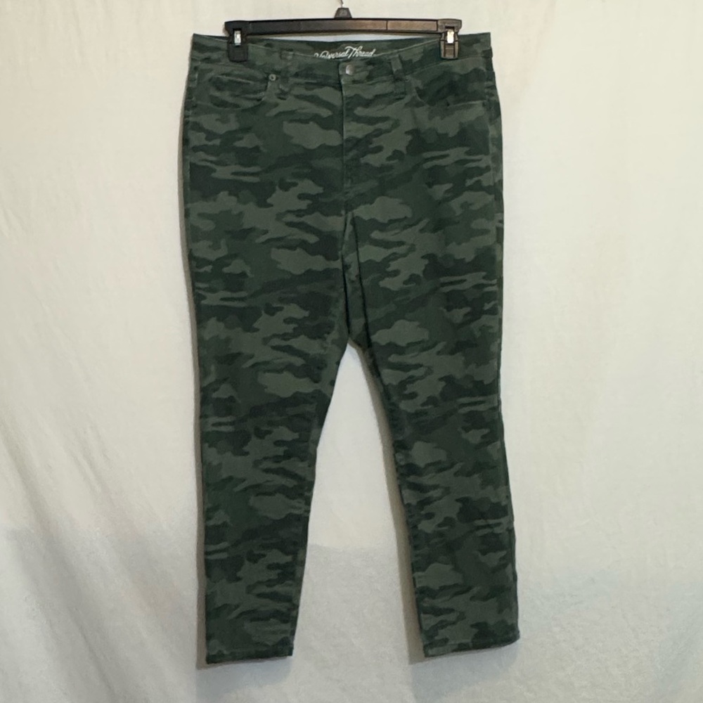 B-176 Universal Thread‎ PLUS SIZE 14 Green Camo High Rise Skinny Cropped Jeans